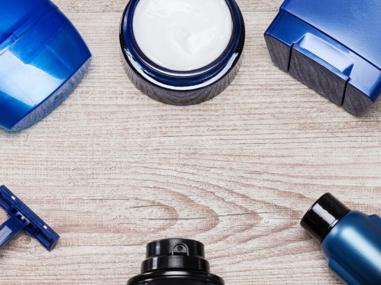 Męskie kosmetyki do pielęgnacji skóry na drewnianym stole