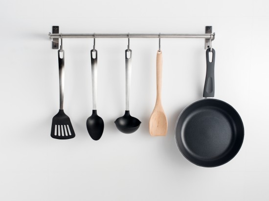 Wieszak na przyrządy kuchenne pomagający lepiej zorganizować przestrzeń w kuchni.