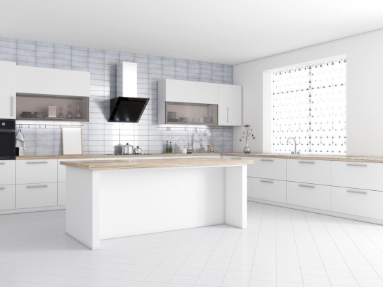 Estetyczna, biała kuchnia przedstawia wzór jak można dobrze zorganizowac przestrzeń.