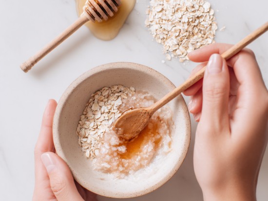 Dłonie mieszające skłądniki na domową maseczkę do twarzy