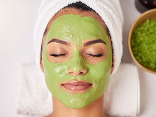 Kobieta leży z nałożoną zieloną maseczką zrobioną przez siebie