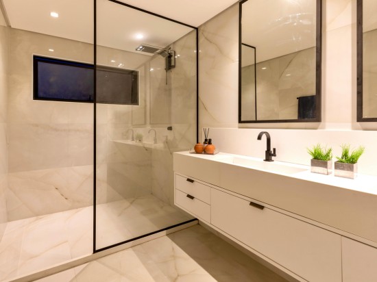 Łazienka bez chaosu przechowywanie krok po kroku w domu