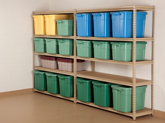 Pojemniki w garażu lub piwnicy, które pomagają zaplanować lepiej przestrzeń.