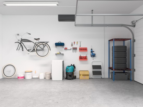 Garaż z różnymi przedmiotami i pomysłami na przechowywanie.
