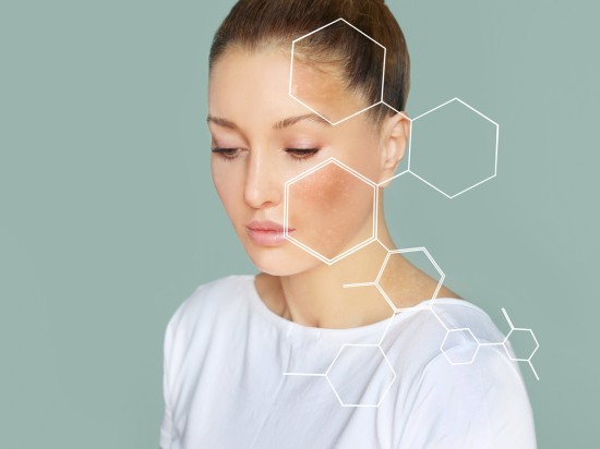 Kobieca twarz ze zbliżeniem na poszczególne obszary skóry