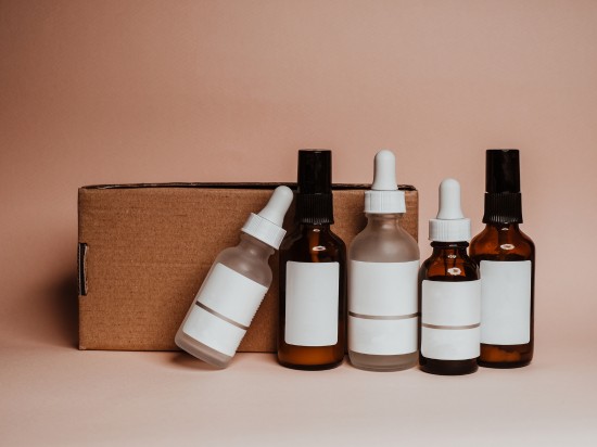 Różnego rodzaju serum do twarzy na tle małego kartonu