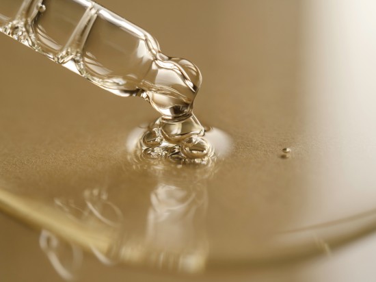 Szklana pipeta dozująca serum do twarzy na powierzchnię