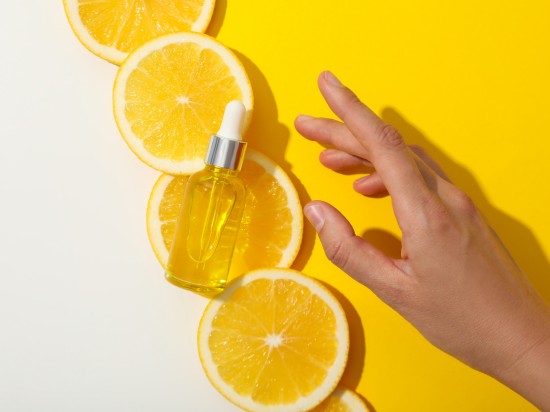 Serum do twarzy z witaminą C po które sięga dłoń