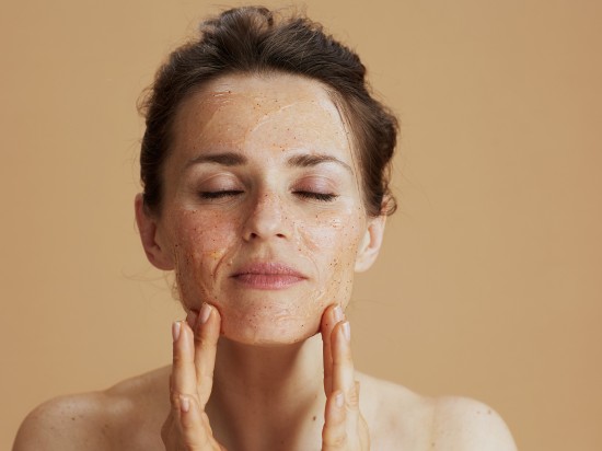 Kobieta z nałożonym peelingiem enzymatycznym do twarzy