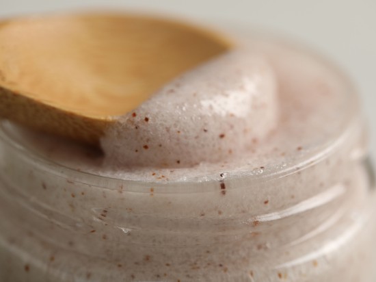 Zbliżenie an strukturę peelingu enzymatycznego do twarzy