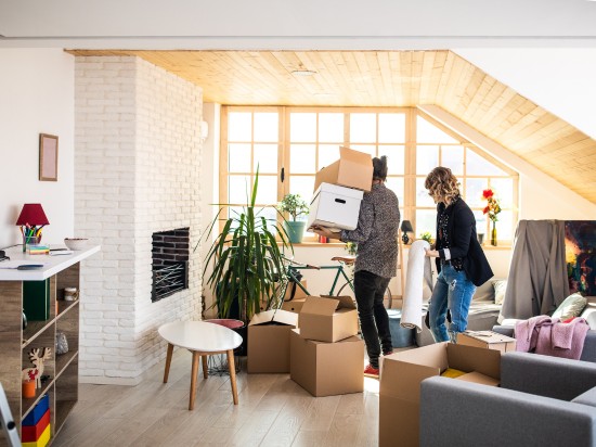 Para robi zmiany w przechowywaniu swoich rzeczy w mieszkaniu