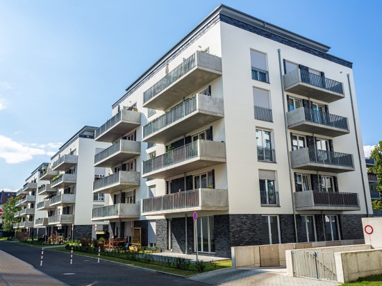 Zdjęcie bloku, w którym znajduje się wiele małych mieszkań