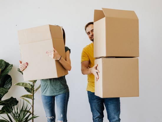 Para wprowadza się do małego mieszkania i chce je dobrze zorganizować