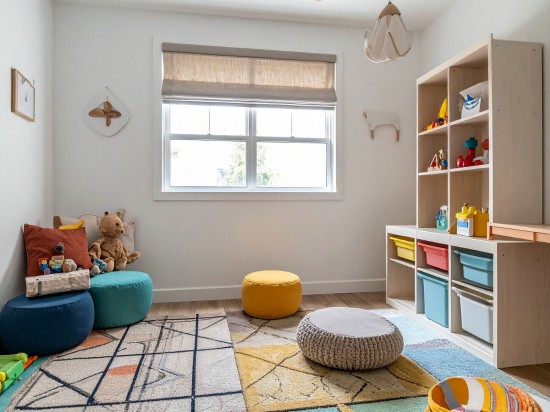 Pokój dziecięcy uporządkowany za pomocą organizerów.