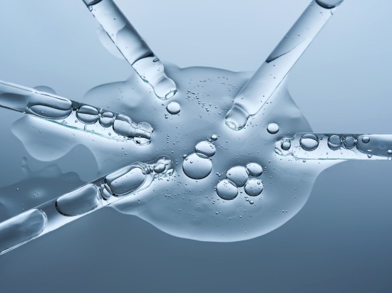 Kilka szklanych pipet zamoczonych w serum z peptydów