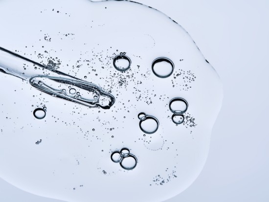 Szklana pipeta zamoczona w serum z peptydów