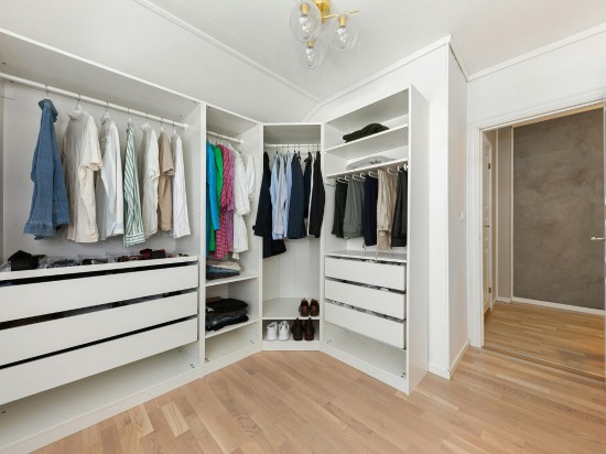 Garderoba przedstawia jak można zorganizować ubrania i buty w szafie kapsułowej.