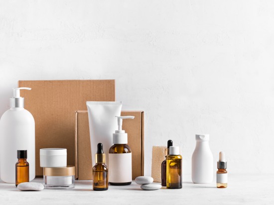 Różne kosmetyki do pielęgnacji skóry na białym tle