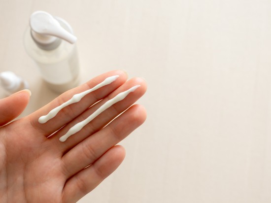 Dłoń pokazująca zasadę dwóch palców czyli ile nakładać kremu z filtrem