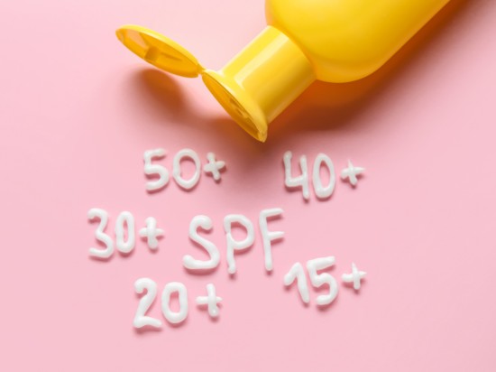 Krem z filtrem na różowym tle z różnymi wartościami SPF