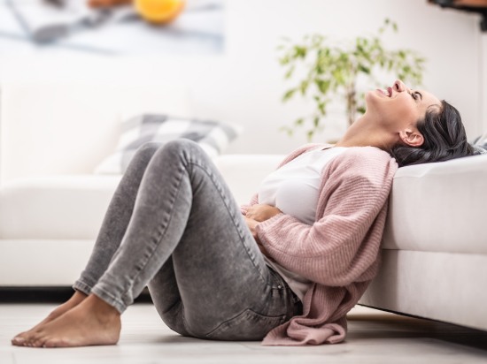 Czy napięcie nasila PMS? Fakty i sposoby ulgi