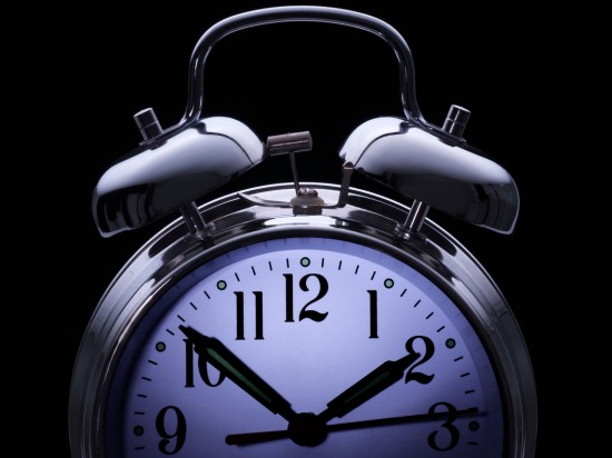 Budzik pokazujący nocną godzinę – bezsenność.