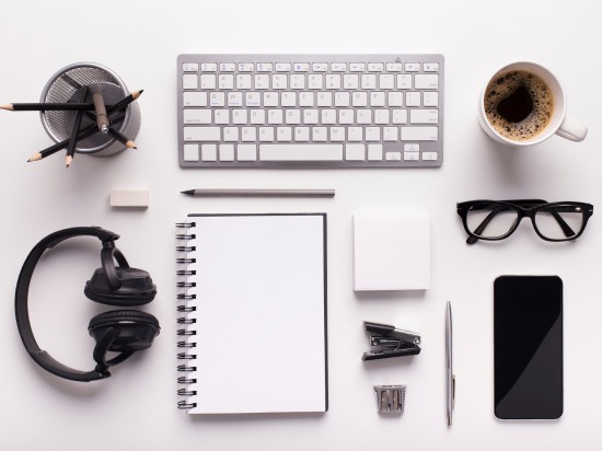 Perfekcyjnie uporządkowane biurko z akcesoriami do pracy.