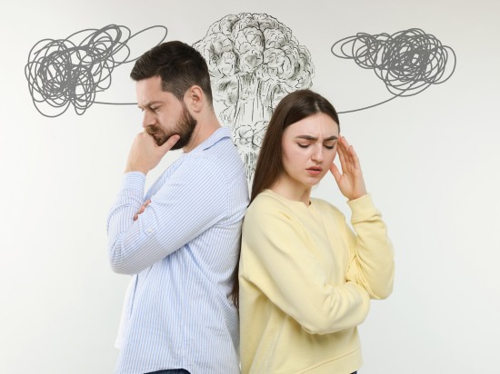 Para stojąca plecami do siebie – napięcie w relacji.