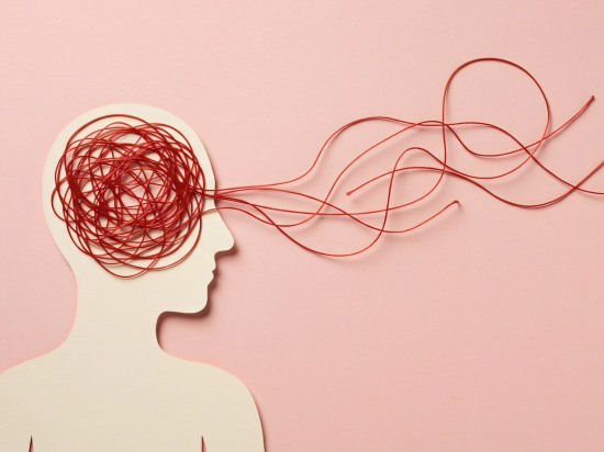 Sylwetka głowy z plątaniną czerwonych linii symbolizujących natłok myśli i stres.