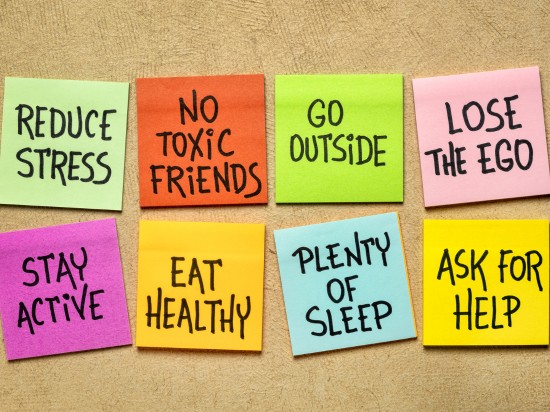 Plansza z samoprzylepnymi kareczkami, na których możemy zobaczyć zdrowe nawyki.