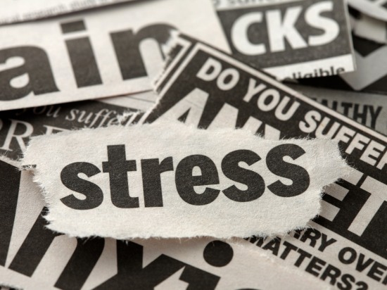 Rózne wycinki z napisami. Na głównym planie jest skrawek z napisem stres.