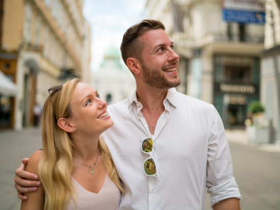 Para spaceruje po mieście poczas city break.