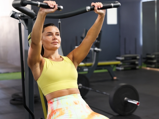 Kobieta ćwiczy na siłowni stosując dietę przerywanego postu.