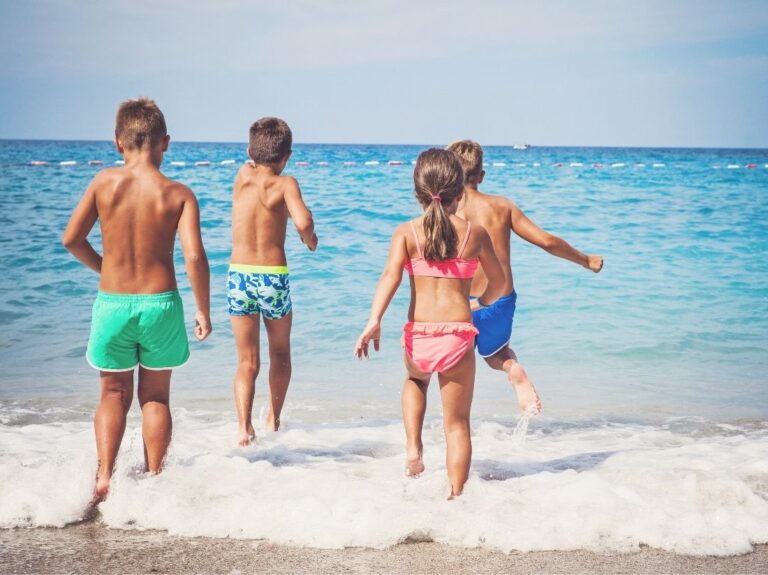 Wczasy z dziećmi nad morzem mogą być zarówno relaksujące, jak i pełne przygód.