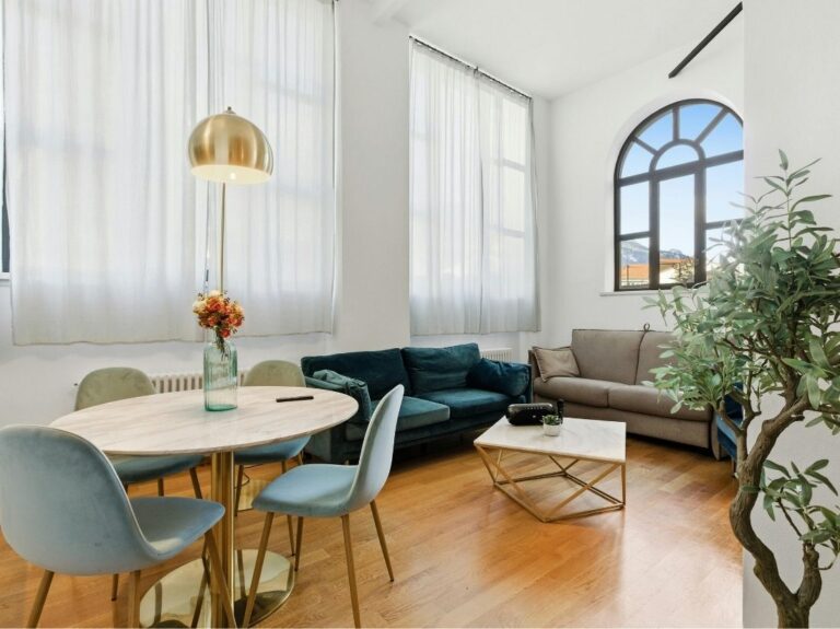 Strefowanie salonu jako sposób na wydzielenie funkcji np. kącika wypoczynkowego i jadalni bez stawiania ścian.