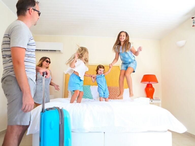 Nocleg z dzieckiem powinien zapewniać komfort i bezpieczeństwo.