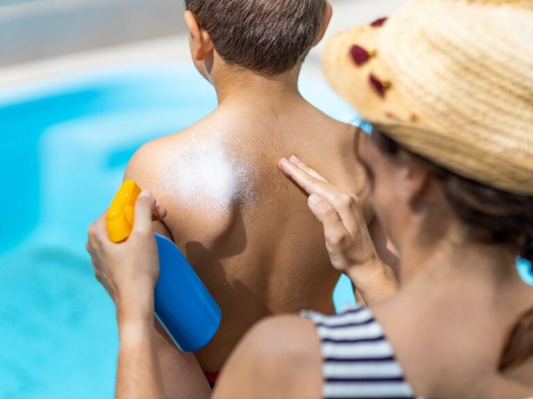 Filtr SPF dla dzieci chroni skórę przed słońcem.