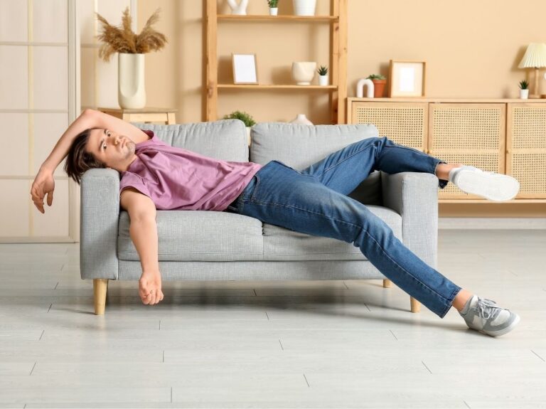 Sofa czy łóżko jako serce wygodnej i funkcjonalnej przestrzeni.