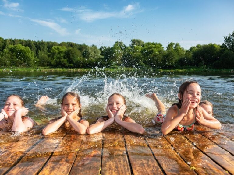 Wakacje z dziećmi w Polsce w 2026 roku i spokojne miejsca pełne atrakcji, z dala od tłumów.