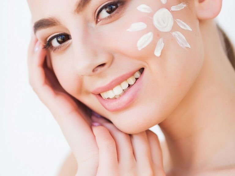 Krem z filtrem SPF 50, jako podstawa pielęgnacji latem.