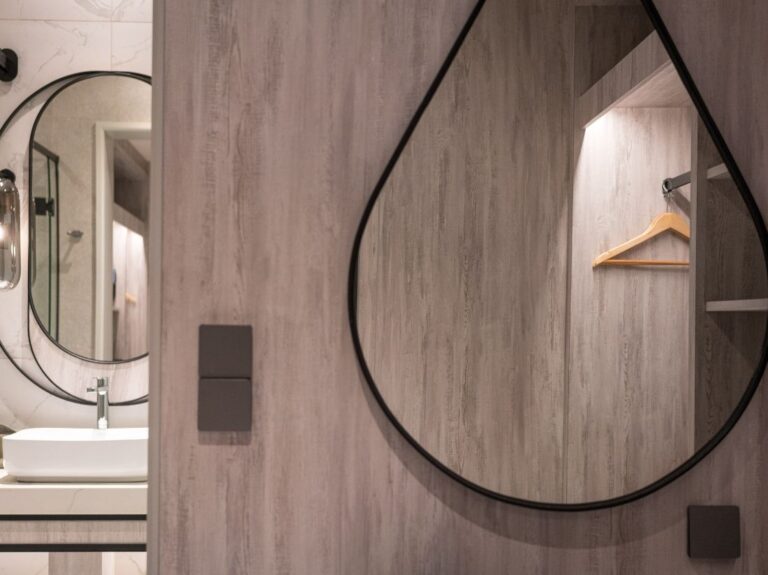 Lustra optycznie powiększają przestrzeń.